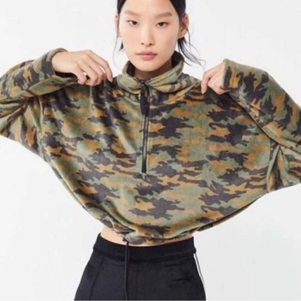 Urban Outfitters Camo Fleece Cropped 1/2 Zip Pullover